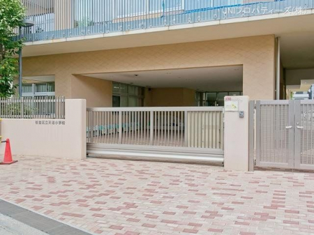 ���ӊ��@�����旧�V�����w�Z�@����300m